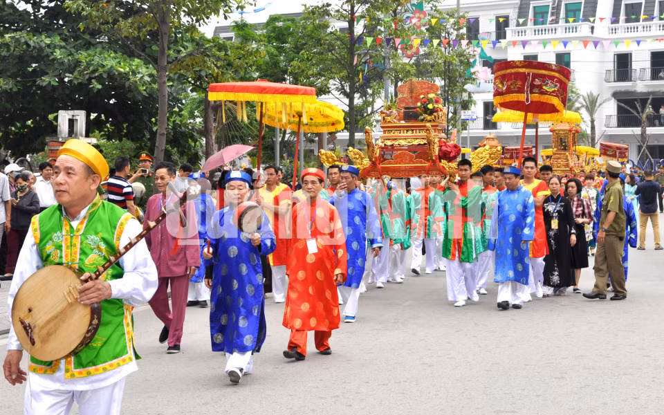 Nghi lễ rước Đức ông Trần Quốc Nghiễn rực rỡ màu sắc trên tuyến phố của TP Hạ Long (4-2018). Ảnh: Phan Hằng