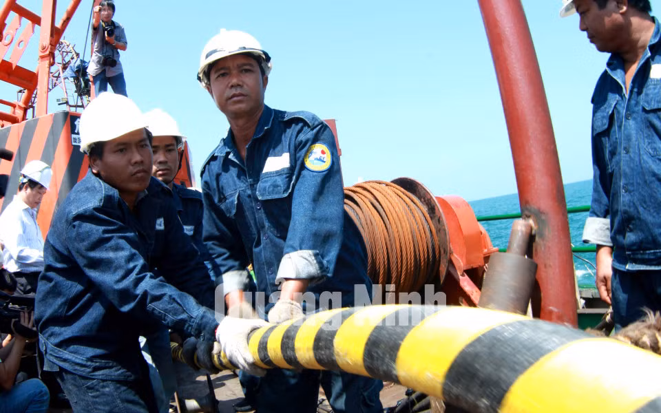 Dự án đưa điện lưới ra huyện đảo Cô Tô, tháng 11-2012 ảnh 11