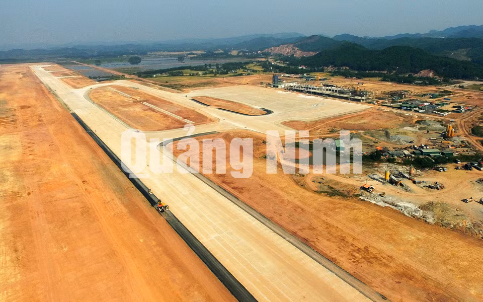 Toàn cảnh thi công Cảng Hàng không quốc tế Quảng Ninh (12/2017). Ảnh: Đỗ Phương