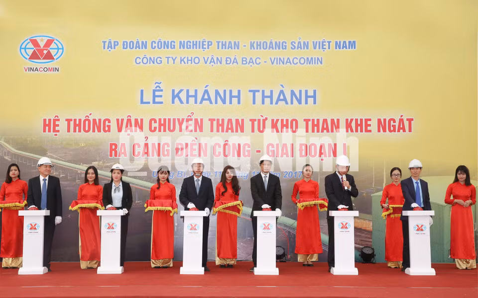 Các đại biểu bấm nút khánh thành giai đoạn 1 hệ thống vận chuyển than bằng băng tải từ kho than Khe Ngát ra Cảng Điền Công (11-2017). Ảnh: Đỗ Phương