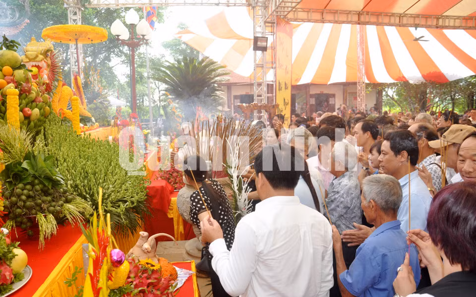 Hàng ngàn lượt người dân, du khách đã về dâng hương trong lễ khai hội (10-2017). Ảnh: Minh Hà