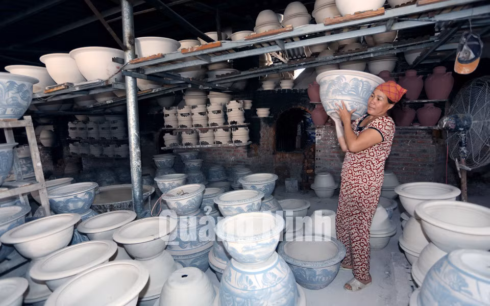 Người dân TX Đông Triều làm gốm (12-2019). Ảnh: Khánh Giang.