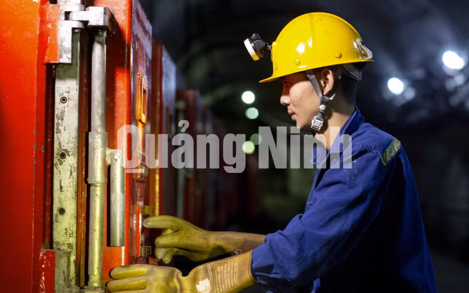 Thợ điện hầm lò (Công ty Than Hà Lầm) (5-2020). Ảnh: Dương Phượng Đại.