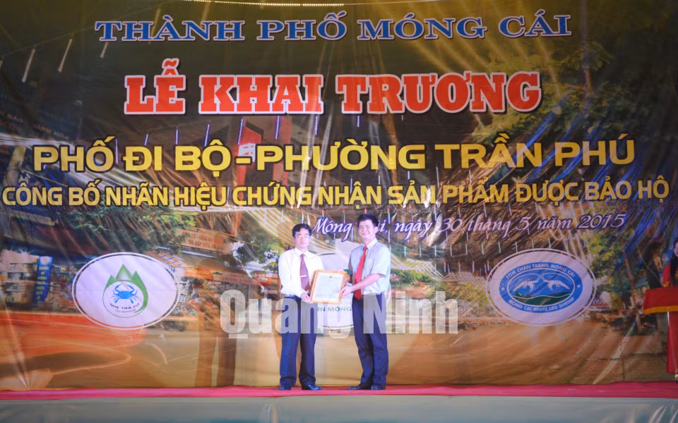 Tối 30/5/2015, tại TP Móng Cái, Phó Chủ tịch UBND tỉnh Lê Quang Tùng trao chứng nhận đăng ký nhãn hiệu sản phẩm lợn Móng Cái cho TP Móng Cái. Ảnh: Phương Thúy