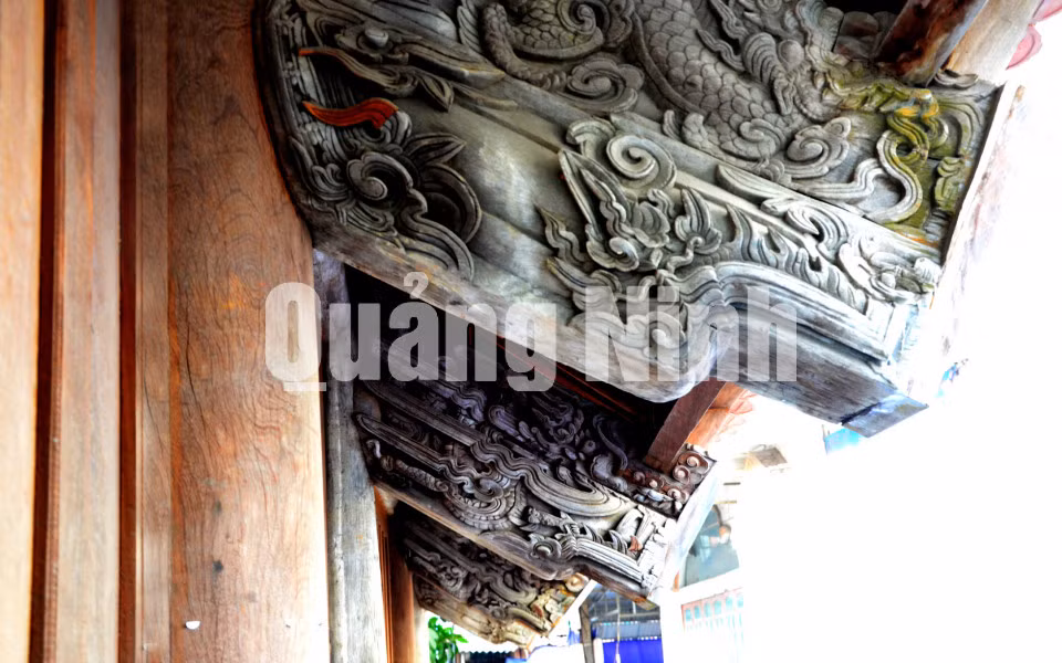 Chạm khắc trên đầu bẩy tiền đường mang dấu ấn mỹ thuật thời Lê. Ảnh: Hà Phong
