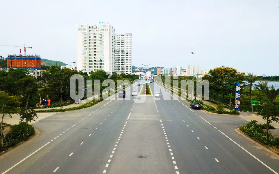 Tuyến đường du lịch Hoàng Quốc Việt, phường Hùng Thắng, TP Hạ Long (7-2018). Ảnh: Đỗ Phương