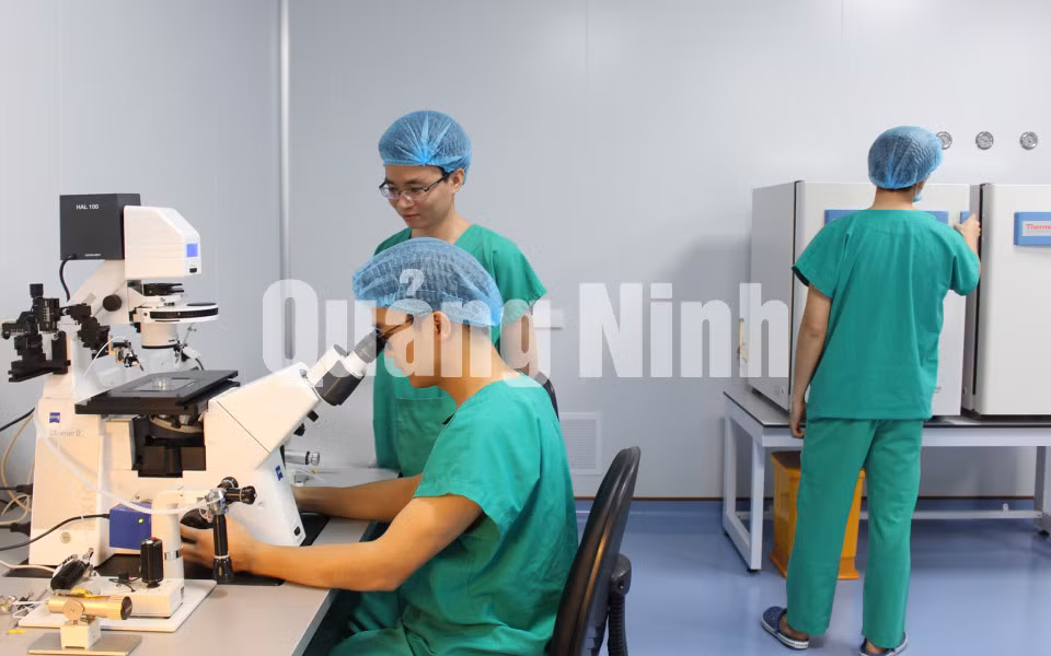 Khoa Hỗ trợ sinh sản được trang bị hệ thống phòng sạch và các trang thiết bị hiện đại phục vụ thực hiện kỹ thuật IVF. Ảnh: Hoàng Quý