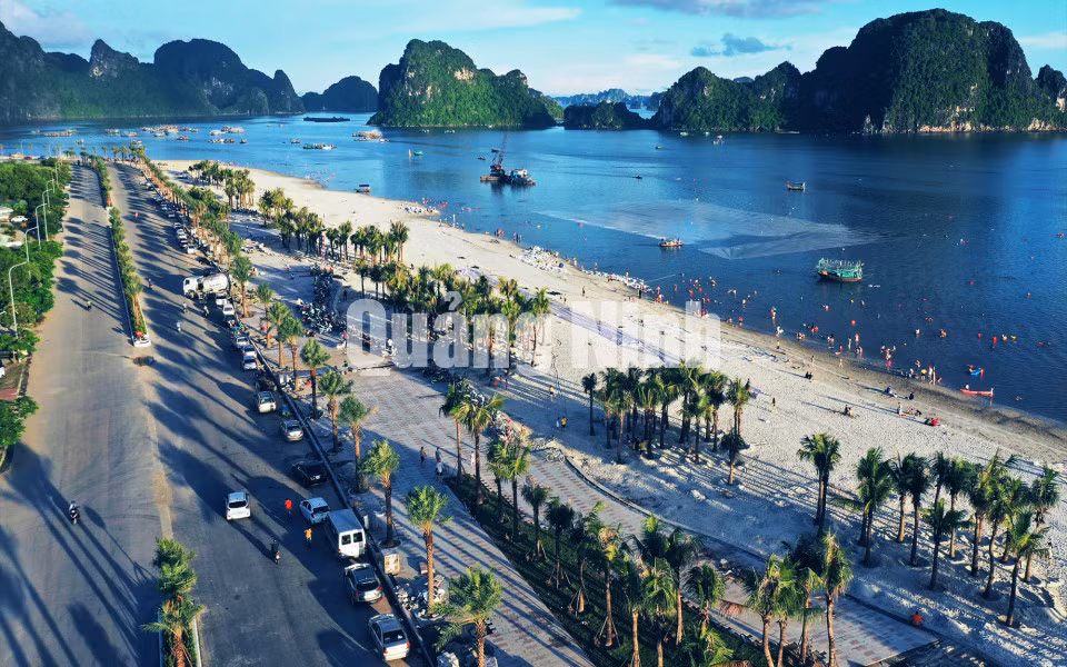 Bãi tắm Hòn Gai (10-2020). Ảnh: Đỗ Phương