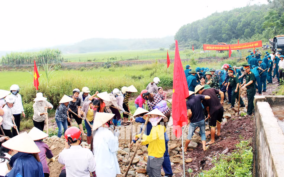 LLVT huyện Đàm Hà giúp dân làm đường NTM (5-2020). Ảnh: Dương Nghị