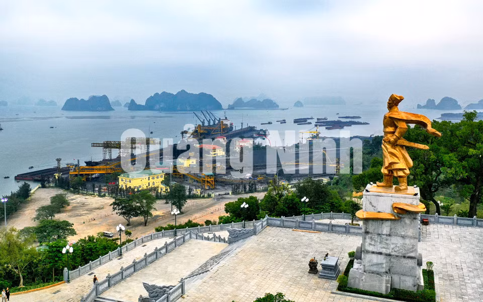 Tượng Đức ông Trần Quốc Tảng tại di tích đền Cửa Ông (12-2018). Ảnh: Hùng Sơn