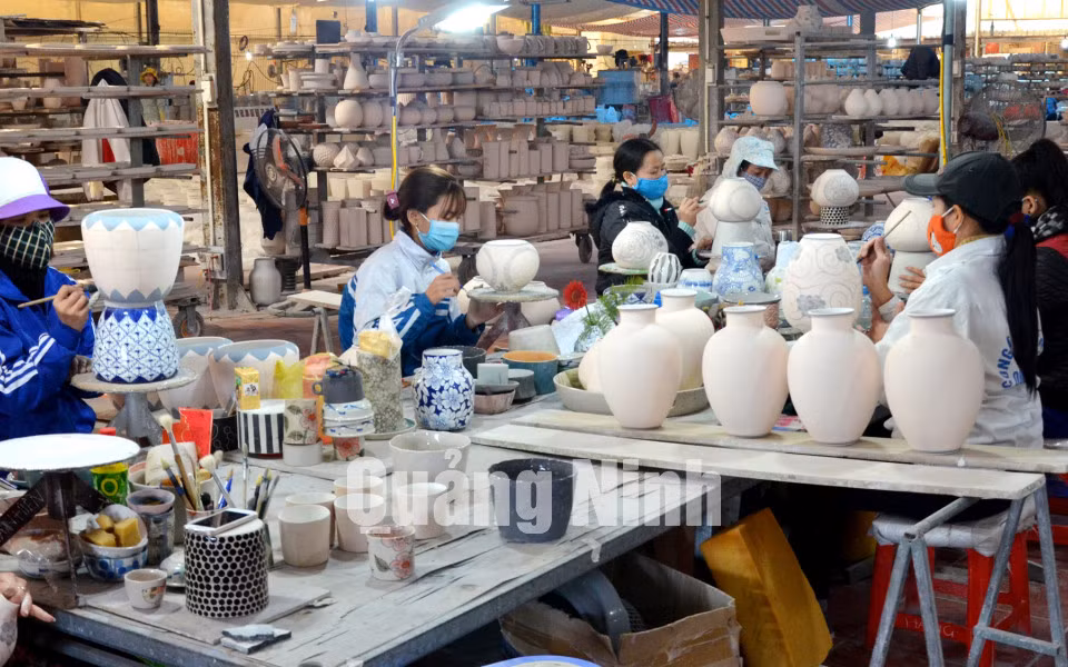 Sản xuất gốm sứ tại Công ty TNHH gốm sứ Quang Vinh (12-2017). Ảnh: Phương Thúy