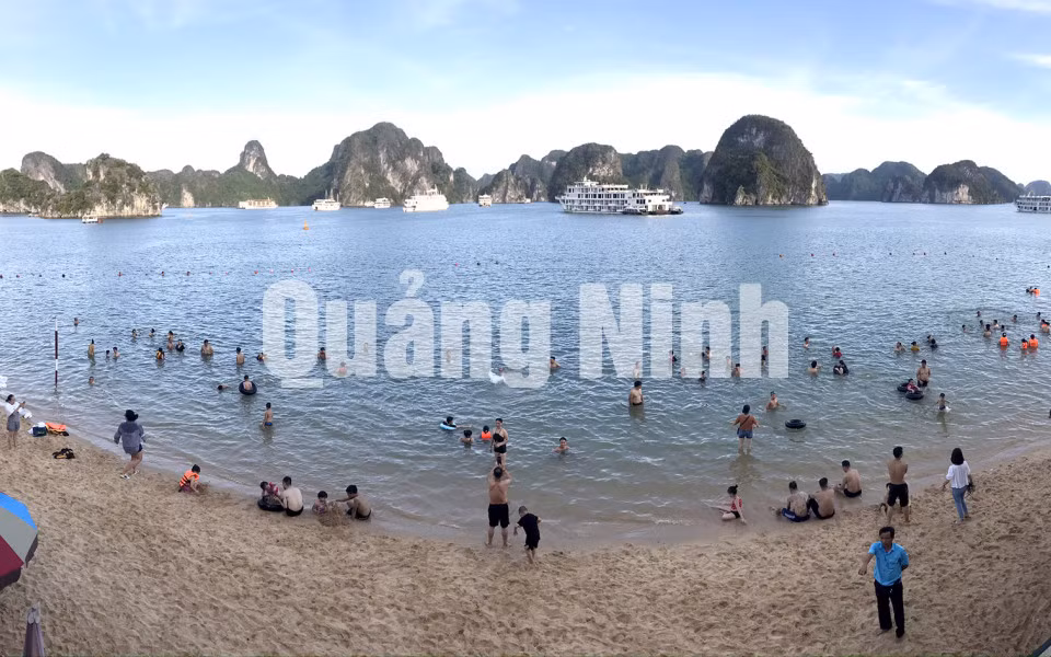 Du khách tắm biển ở bãi tắm Ti Tốp (7-2020). Ảnh: Hoàng Quỳnh
