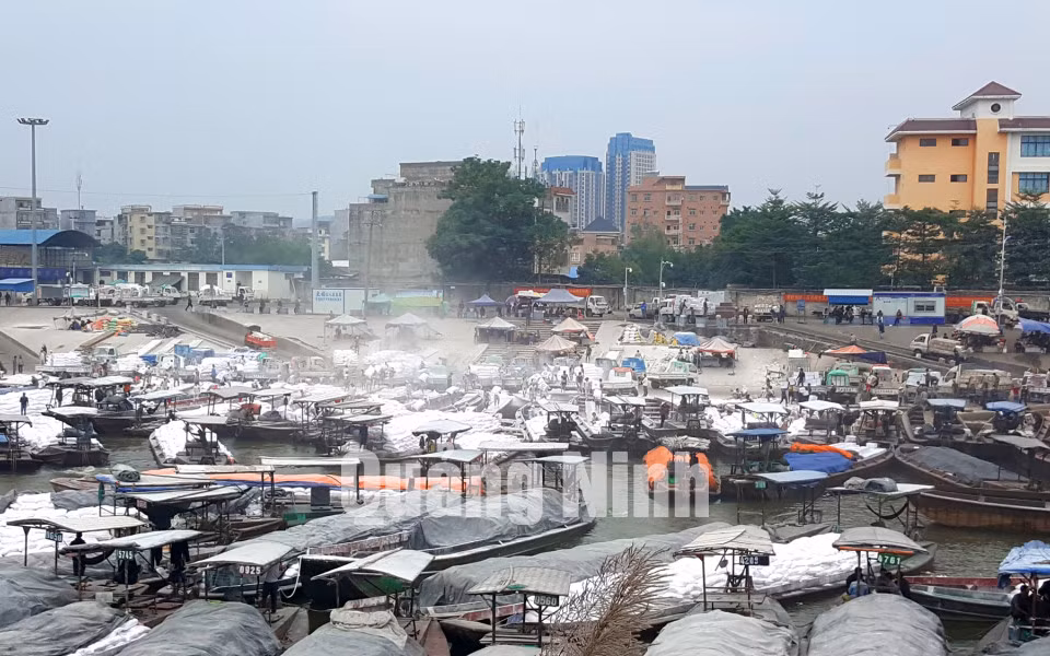 Vận chuyển hàng háo trên sông Ka Long. Ảnh: Cao Quỳnh