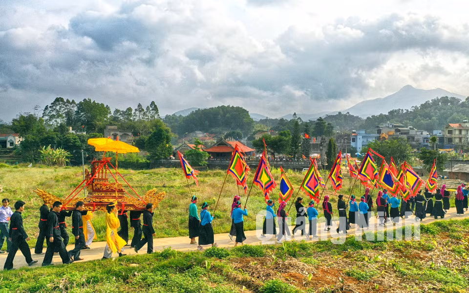 Lễ rước thành hoàng Hoàng Cần quanh đình (2-2019). Ảnh: Hùng Sơn