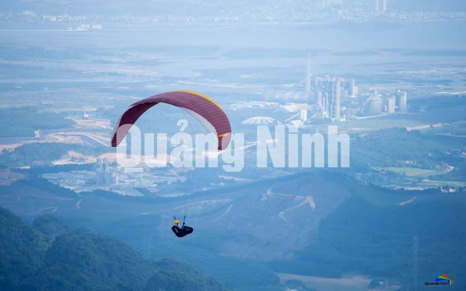 Bay dù tại xã Sơn Dương, Hoành Bồ (1-2019). Ảnh: Tư Liệu