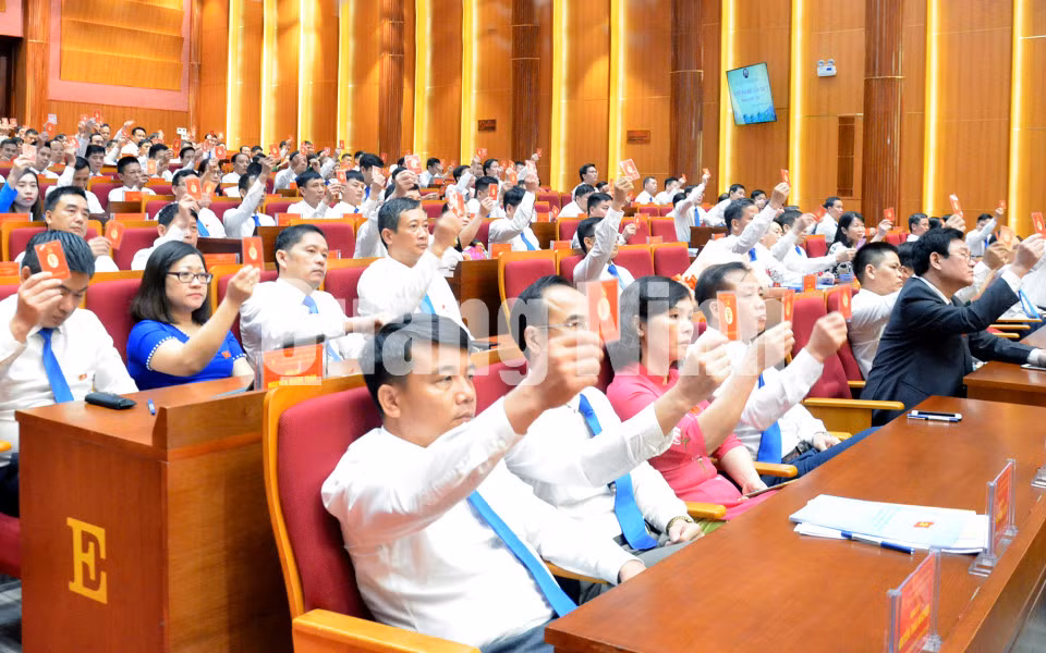 Các đại biểu biểu quyết thông qua Nghị quyết Đại hội Đại biểu Đảng bộ Than Quảng Ninh lần thứ V, nhiệm kỳ 2020-2025 (5-2020). Ảnh: Thu Chung