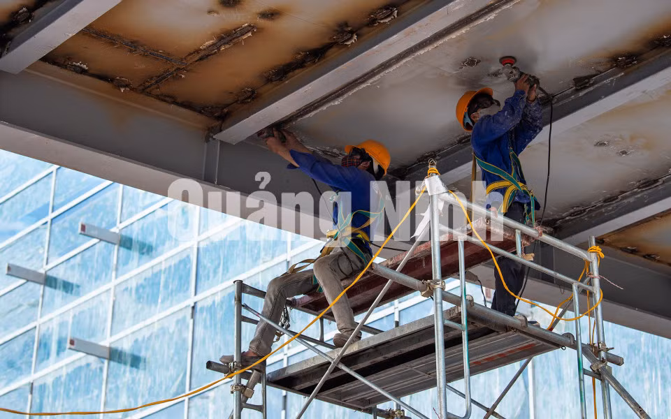 Hoàn thiện bề mặt kết cấu. Ảnh: Thành Chung