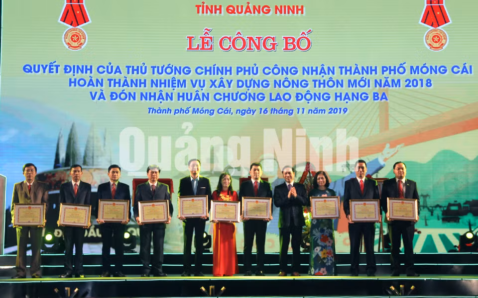 Phó Chủ tịch Thường trực UBND tỉnh Đặng Huy Hậu tặng bằng khen của UBND tỉnh cho 10 tập thể, cá nhân có thành tích xuất sắc trong thực hiện chương trình xây dựng NTM (11-2019). Ảnh: Hữu Việt