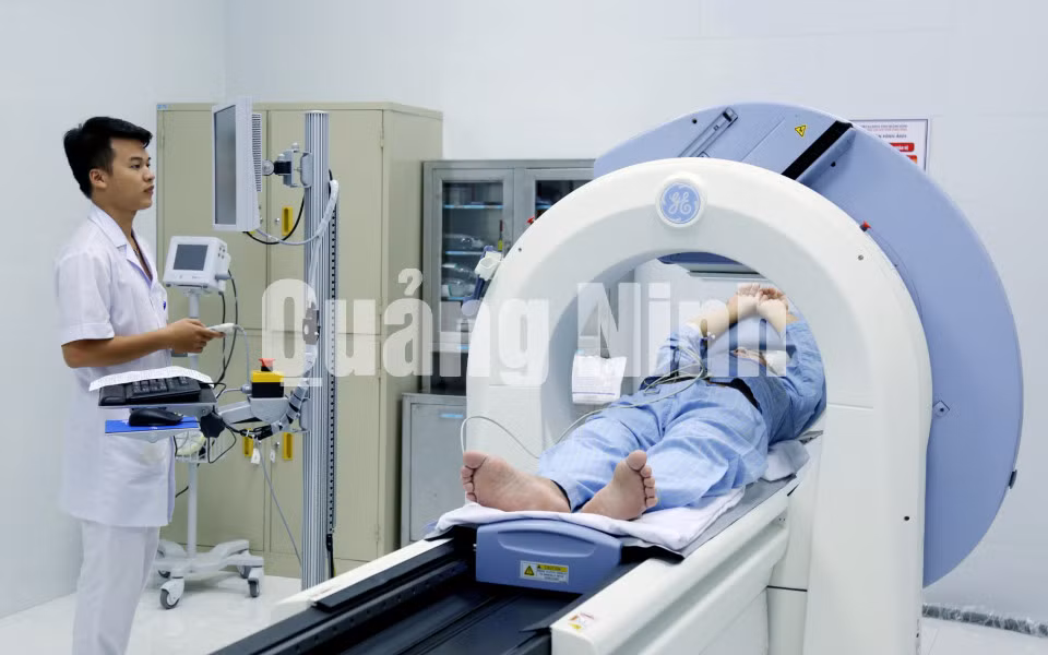Kỹ thuật viên Bệnh viện Đa khoa tỉnh thực hiện chụp xạ hình SPECT tưới máu cơ tim cho bệnh nhân (9-2019). Ảnh: Khánh Giang