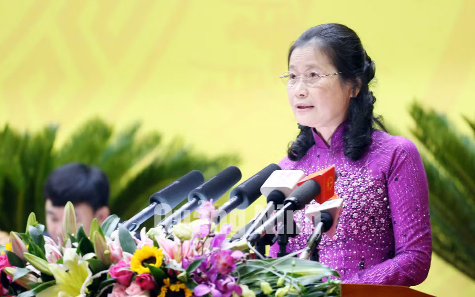 Đồng chí Đỗ Thị Hoàng, Phó Bí thư Thường trực Tỉnh ủy, Trưởng Đoàn ĐBQH tỉnh trình bày báo cáo kiểm điểm sự lãnh đạo, chỉ đạo của BCH Đảng bộ tỉnh khóa XIII, nhiệm kỳ 2010 - 2015.