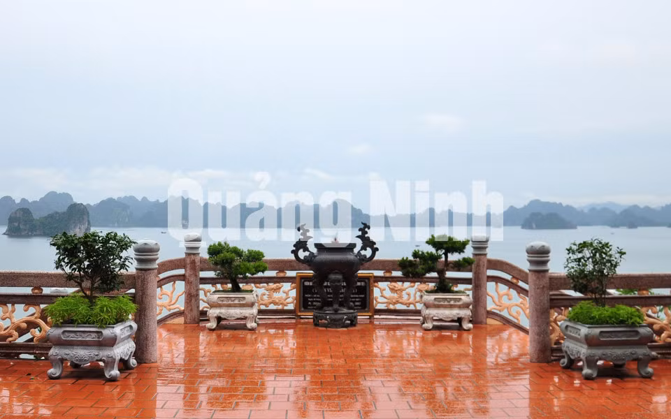 Từ Thiền viện Trúc Lâm Giác Tâm nhìn ra Vịnh Bái Tử Long (8-2014). Ảnh: Hữu Duy