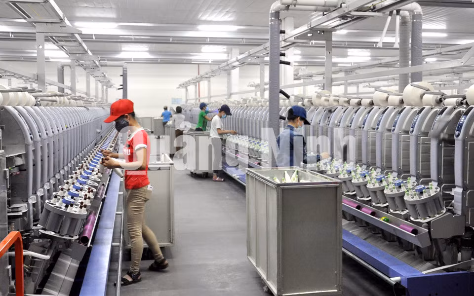 Sản xuất sợi tại Phân xưởng kéo sợi số 1 Công ty TNHH Khoa học kỹ thuật Texhong Ngân Hà (3-2016). Ảnh: Hữu Việt