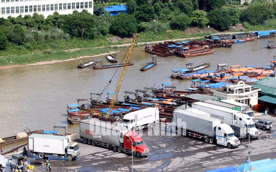 Chuyển hàng hóa qua sông Ka Long. Ảnh: Khánh Giang