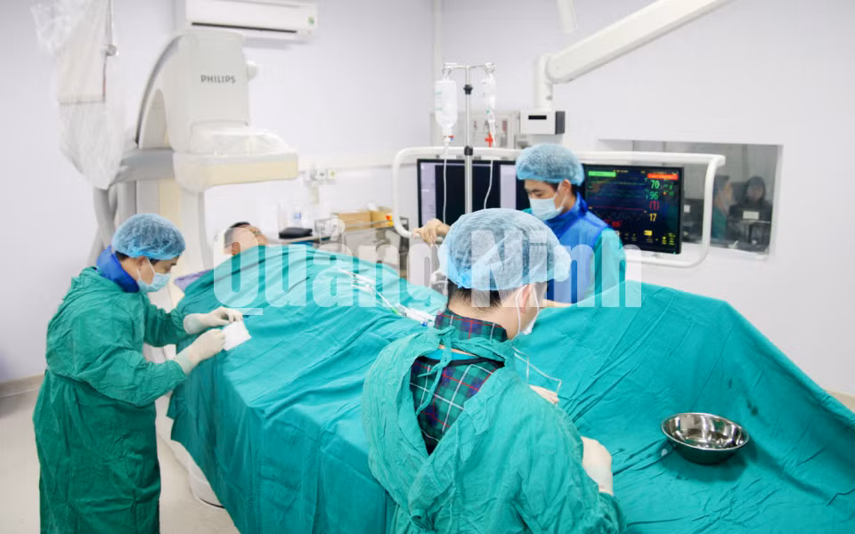 Một ca phẫu thuật trong phòng mổ hiện đại tại Bệnh viện. Ảnh: Hoàng Quý