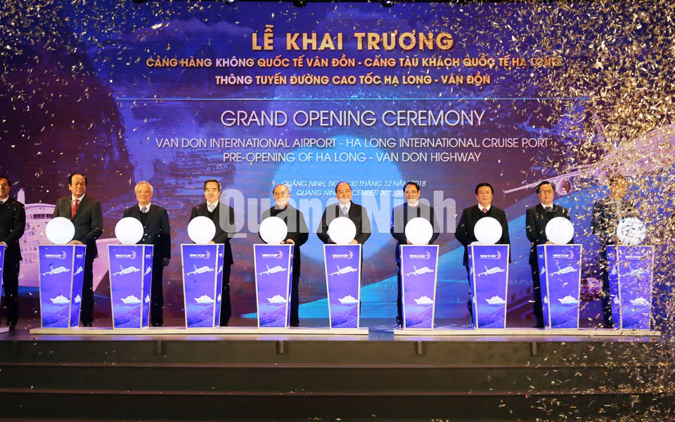 Các đại biểu TƯ và địa phương tham dự lễ khánh thành 3 công tình giao thông trọng điểm của Quảng Ninh (30-12-2018). Ảnh: Đỗ Phương