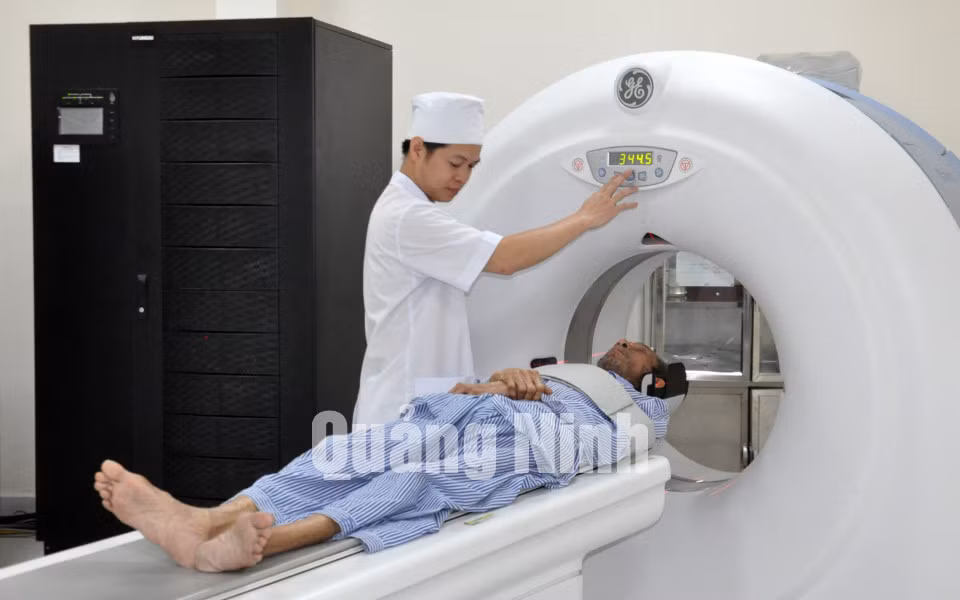 Chụp cắp lớp cho bệnh nhân tại Trung tâm Y tế TX Quảng Yên (5-2017). Ảnh: Hoàng Quý
