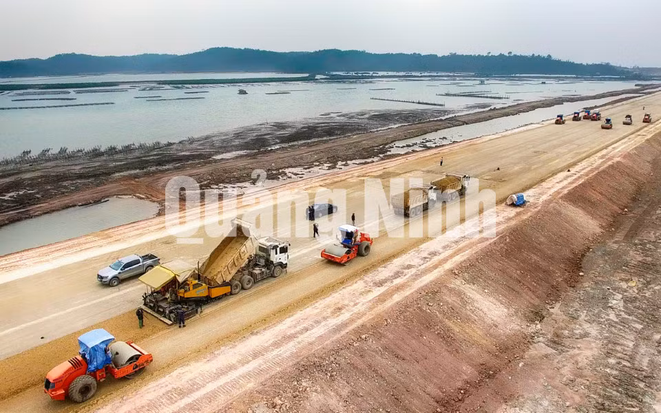 Thi công nền đường cao tốc Hạ long – Hải Phòng (12-2017). Ảnh: Đỗ Phương