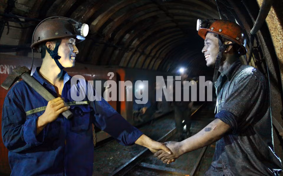 Bức ảnh ''Phút giao ca'' đạt Giải nhì cuộc thi ảnh Nụ cười Hạ Long năm 2016. Ảnh: Phạm Cường