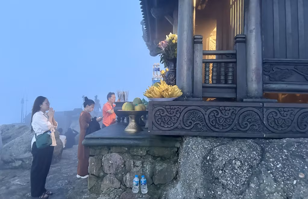 Từ sáng sớm, chùa Đồng cũng thu hút người dân và du khách. 