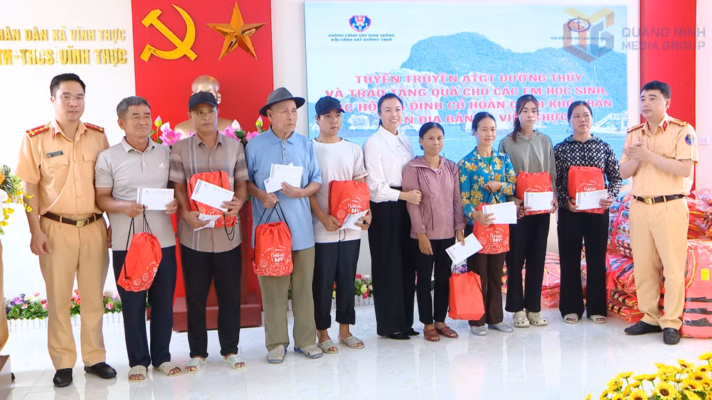 Chỉ huy Đội Cảnh sát Đường thủy và đại diện Chi hội tàu Du lịch Hạ Long tặng quà các gia đình chính sách, có hoàn cảnh khó khăn trên địa bàn xã Vĩnh Thực.