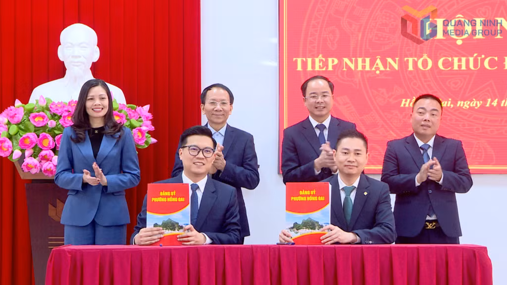 Các cơ quan ký biên bản bàn giao, tiếp nhận tổ chức Đảng và đảng viên về Đảng ủy phường Hồng Gai. Ảnh: Trường Xuân