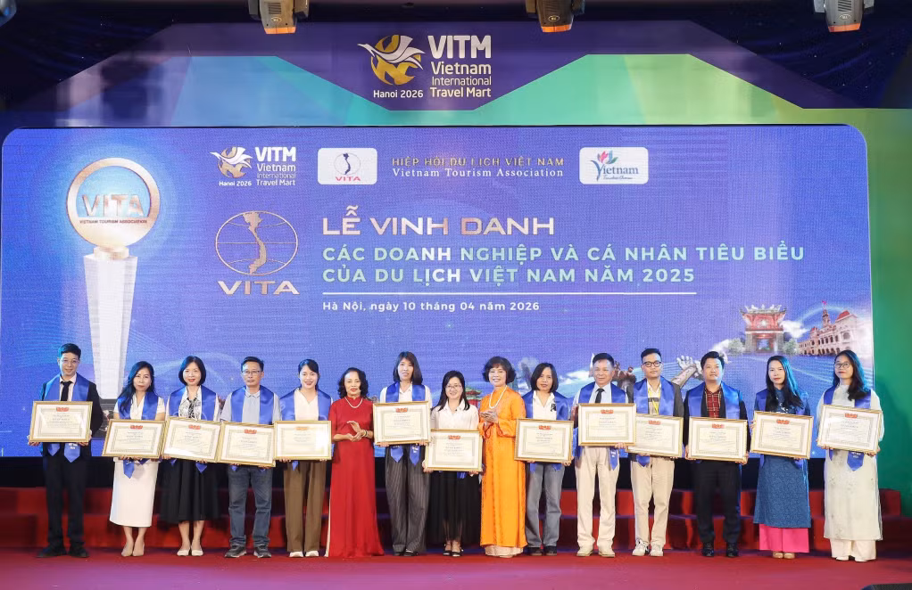 Báo và Phát thanh truyền hình Quảng Ninh có 2 nhà báo được vinh danh tại mục Nhà báo du lịch tiêu biểu (Ngoài cùng bên trái)