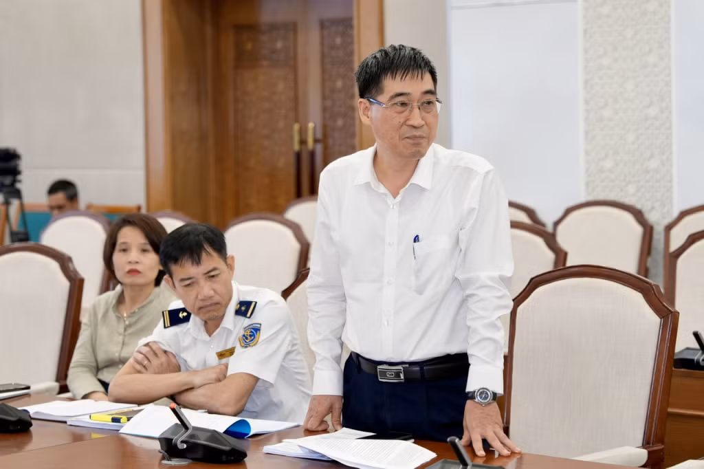 Đồng chí Nguyễn Ngọc Thành, Giám đốc Cảng vụ Hàng hải Quảng Ninh, phát biểu tại buổi làm việc.