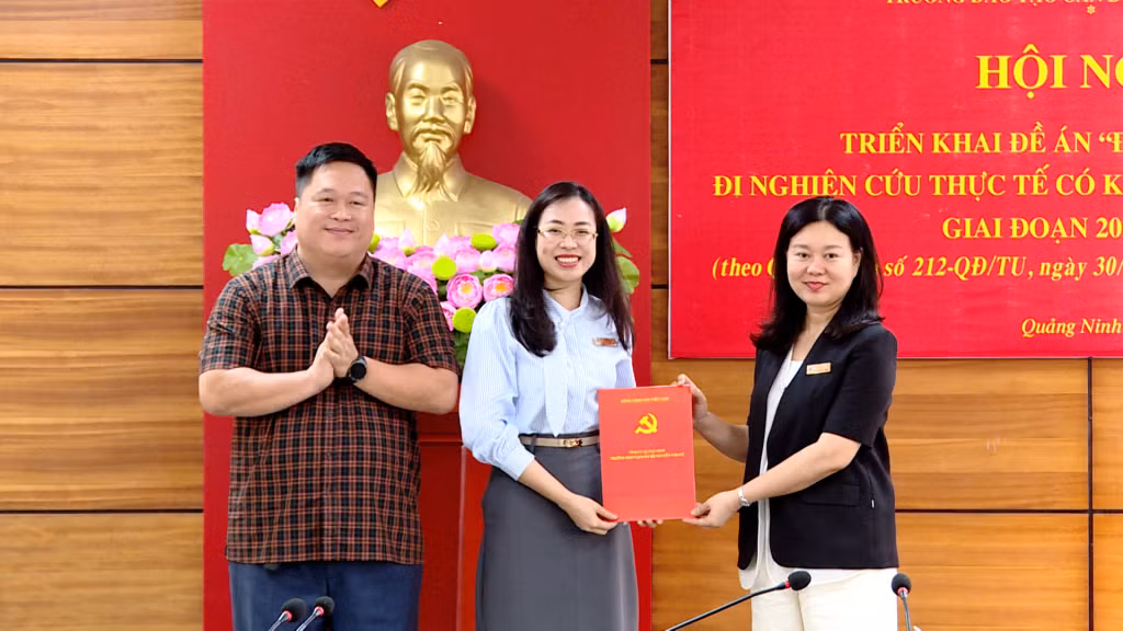 Lãnh đạo nhà trường trao quyết định cho cán bộ, giảng viên đi nghiên cứu thực tế tại địa phương.