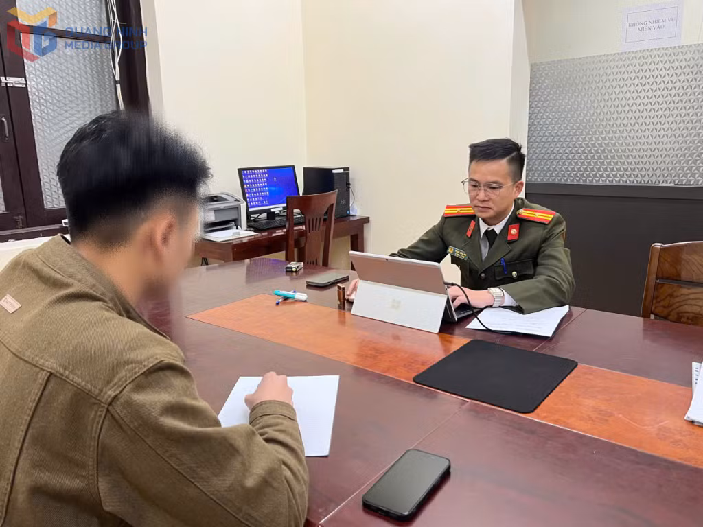 Công an phường Bãi Cháy đấu tranh, xử lý trường hợp đăng tải, bình luận, chia sẻ tin bài xấu độc trên không gian mạng. Ảnh: Công an phường Bãi Cháy