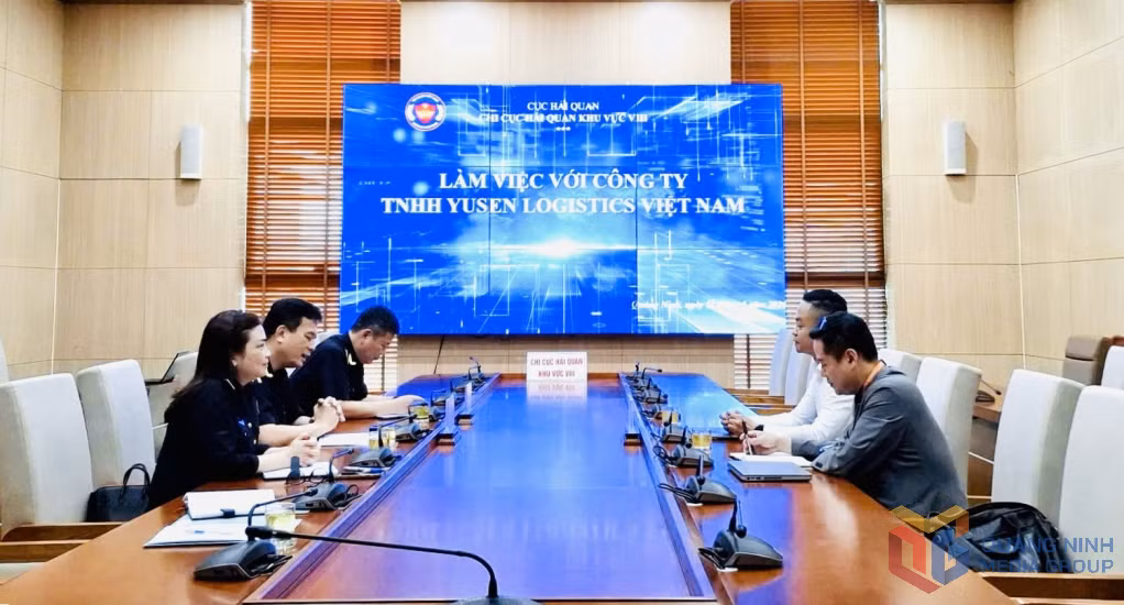 Lãnh đạo Chi cục Hải quan khu vực VIII làm việc với Công ty TNHH Yusen Logistics (Việt Nam) đến khảo sát và tìm kiếm cơ hội đầu tư trên địa bàn tỉnh.