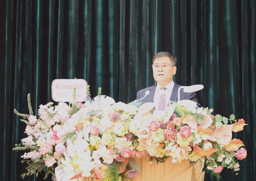 Đồng chí Bùi Văn Khắng, Phó Bí thư Tỉnh ủy, Chủ tịch UBND tỉnh, phát biểu tại buổi gặp mặt kỷ niệm.