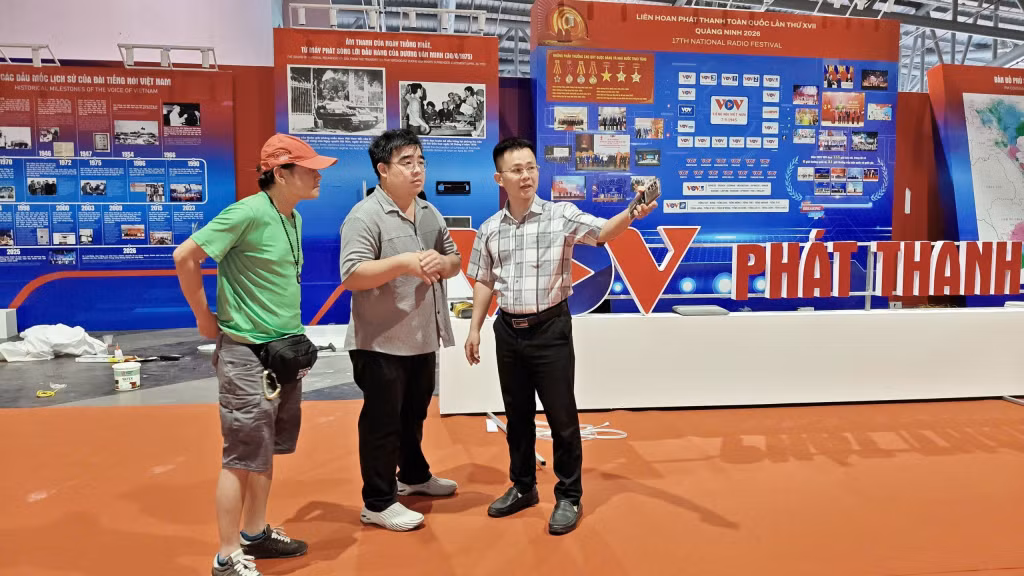 Lãnh đạo Hội Nhà báo tỉnh Quảng Ninh cùng đơn vị đầu mối của Đài Tiếng nói Việt Nam kiểm tra, trao đổi, thống nhất lại một số nội dung để sẵn sàng cho lễ khai mạc không gian trưng bày tư liệu, hiện vật được tổ chức vào 19h ngày 10/4.