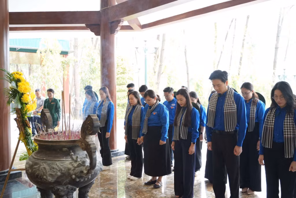 Đoàn dâng hương tại Khu tưởng niệm Anh hùng liệt sĩ Lý Tự Trọng.
