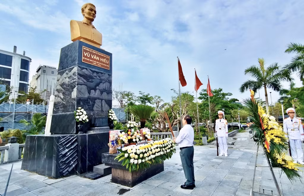 Đồng chí Quản Minh Cường, Ủy viên Trung ương Đảng, Bí thư Tỉnh ủy, Trưởng Đoàn ĐBQH tỉnh, dâng hương tưởng niệm đồng chí Vũ Văn Hiếu, Bí thư Đặc khu ủy đầu tiên Khu mỏ Quảng Ninh.