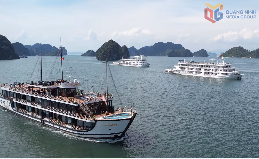 Tàu du lịch hoạt động trên vùng biển giáp ranh của Quảng Ninh và Hải Phòng.