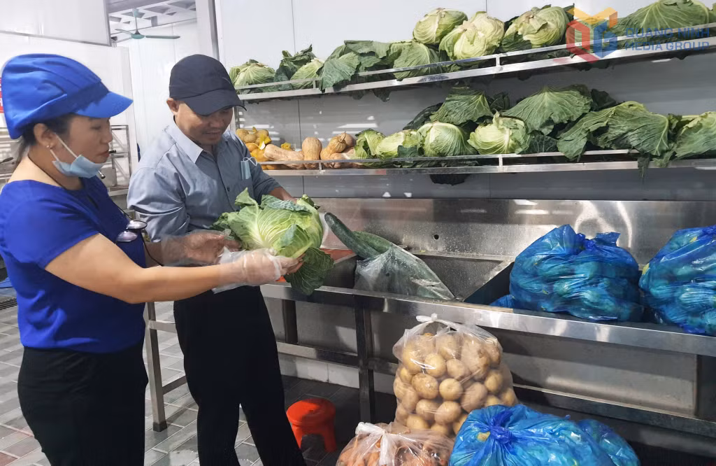 Khu vực để thực phẩm tươi trước khi chế biến của Công ty Công ty CP thương mại Trường Anh (phường Móng Cái 1), đơn vị chuyên cung ứng suất ăn tập thể.
