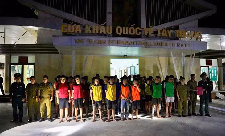 55 nghi phạm người Việt Nam được dẫn giải qua cửa khẩu quốc tế Tây Trang - Ảnh: Công an tỉnh Điện Biên