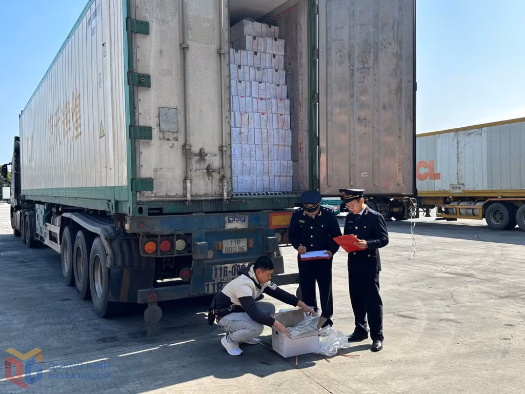 Công chức Hải quan cửa khẩu quốc tế Móng Cái giám sát hàng nông sản xuất khẩu.