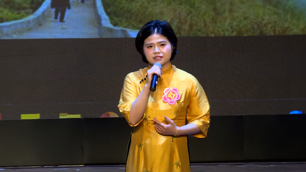 Thí sinh xã Hoành Mô trình bày phần thi thuyết trình.