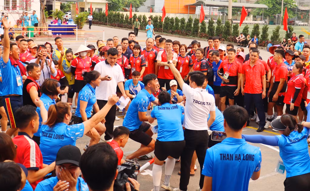 Các cổ động viên ăn mừng cùng chiến thắng của đồng đội.